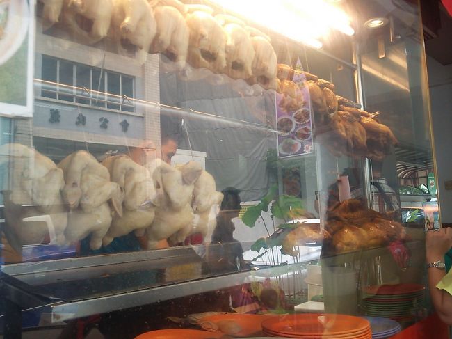 昼食の為ホテルを出てブギスを散策しながら。