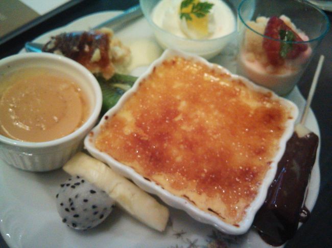 最初気づかずこちらのハイティーはスイーツが余り無いなあと思っていたら振り替えると有りました。<br />ただ全体的にお食事系もスイーツもそんなに充実してないかなと思いました。<br />昼食をたくさん食べていたので十分お腹いっぱいになりましたが。<br />