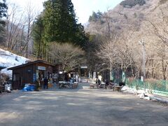 尾ノ内渓谷の氷柱会場
左の小屋は売店ですが、甘酒が無料でいただけます。
入場料は、200円