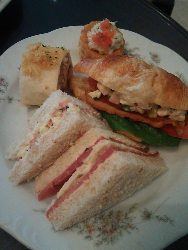 グッドウッドパークホテルのレスプレッソでハイティーです。