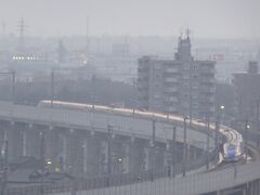 おはようございます。部屋から富山駅６時１９分発の北陸新幹線かがやき500号が見えます。