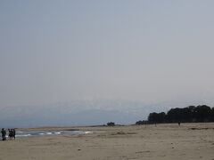 岩瀬浜駅から岩瀬浜へ
広い砂浜です。
遠くには、立山連峰が広がっています。