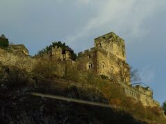 グーテンフェルス城（Gutenfels Castle）
当初はファルケンシュタイン家の持ち物でしたが、１２７７年以後プファルツ家の城となり、１５０４年にグーテンフェルス（硬い岩）と改名されました。
１８８９〜１８９２年に改修され、現在はホテルになっているため、見学はできません。