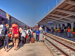 バンコクからの列車は1時間半ほど遅れて、1月19日(土)9時55分、無事にノーンカーイ駅に到着。