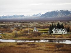 アイスランド3日目。
ゲイシール間欠泉、グトルフォスの滝、シングヴェトリル国立公園を周るゴールデンサークルツアーへ。
まずはシングヴェトリル国立公園の地球の割れ目ギャウへ。
アイスランドはレイキャビックを出るとポツポツと滝や教会があるだけで、
絵本の中の世界のようです。
