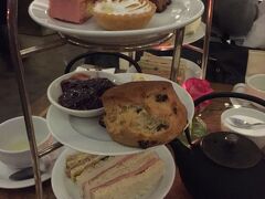 17:30
ナショナルギャラリーにあるカフェでアフタヌーンティー！
口コミが良かったから行ってみたけど、そんなに良いわけじゃなかったけど、本場のアフタヌーンティーが体験できたからまぁいいや。
£20ぐらいで、またものすごく甘くて、もう半年は甘いものいいかな？って感じになりました