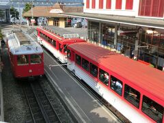 港のすぐ前に駅舎がありますが、接続する電車は既に混雑しているので無理して乗らず…