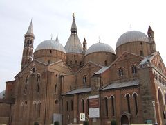 聖アントニオ聖堂 

１２３２年に着工し、１６世紀に完成したロマネスク、ゴシック様式の聖堂です。１２３１年に３６歳で亡くなった修道士アントニオのお墓として建設されました。
