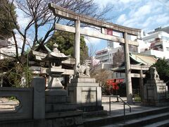 とりあえず歩いていたら神社があったので参拝します。場所は矢場町交差点南の三洋堂書店を西へ入ったところ。
三輪神社です。鳥居が変わっています。三つ鳥居とか三輪鳥居とかいう種類だと思います。

