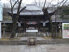 本殿は春姫さんの御霊屋を移築したものだそうです。
