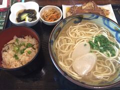 那覇空港到着後、レンタカーで「沖縄そば　楚辺」へ。軟骨ソーキそば定食を食べました。美味しかった！！古民家を改装した感じの店でした。