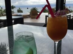 リゾート内のカフェでシークワサージントニックと石垣島マンゴーとピーチのカクテルで乾杯。雲が多い天気なのが残念。