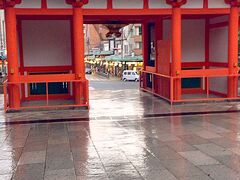 まずは八坂神社へ向かいます。

赤い門が輝いて見えます。