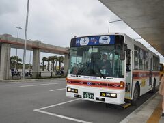 レンタカーで石垣空港へ。
返車して港へ向かいます。

その時に使ったバス。私たちだけでして
貸し切りでした。

カリ―観光で、往復チケット１０００円。