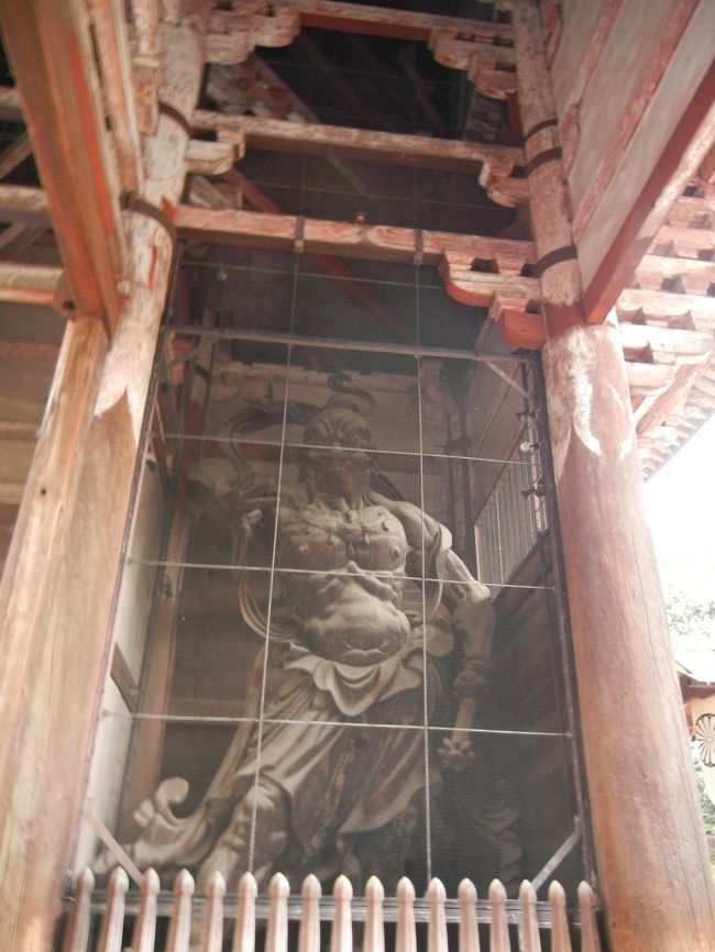 仁王さん。<br />にらみを利かせて守っています。<br /><br />この時間で16時半<br />えッ拝観終わってる？<br /><br />大仏さんが今回拝めませんでした・・。