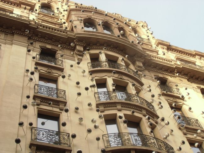 車窓から　ボールの様な物が壁一杯です