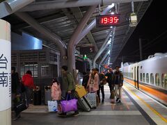 19：34高鐵台南駅に到着。
こちら台南駅は、台南の中心地から離れているので…