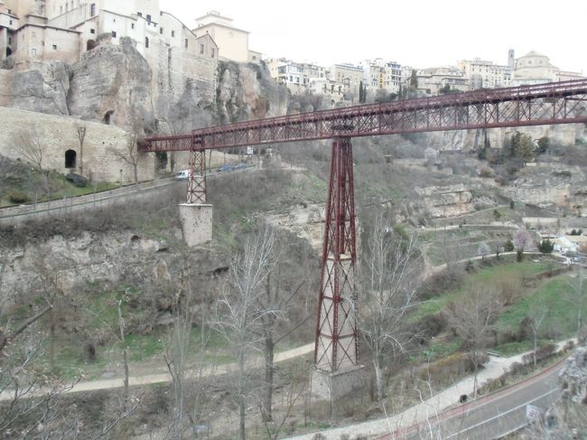 歩道橋を渡ります