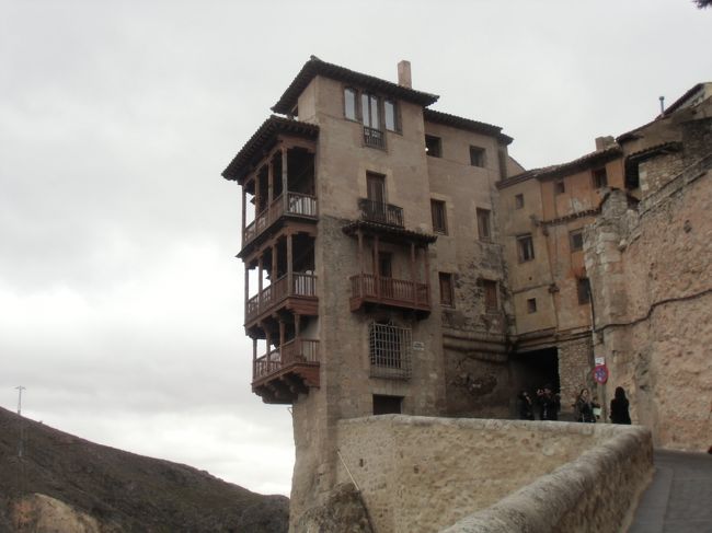 崖に突き出ています