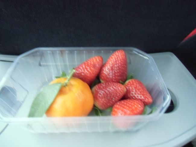 イチゴを買ってみました<br />日本の方が改良されて甘いです