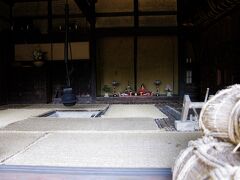 旧河野家住宅。

この民家は、愛媛県の南、小田町の深い谷筋の奥まった急斜面に建っていました。
 
部屋の床はすべて竹を敷き、各部屋に「いろり」が切られ、寒い山間の住まいの特徴を示しています。