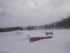 冬の四季彩の丘にも観光バスが来ていました

駐車場は夏の半分以下の広さでした

このあたりも雪が深いです