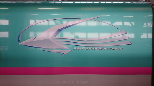 これがＥ５系のロゴマークです。<br />はやぶさをイメージしています。