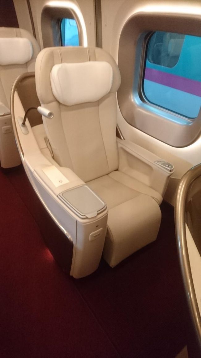 グランクラスのシートは本革製のシートでスイッチひとつで最大４５度までリクライニングできます。