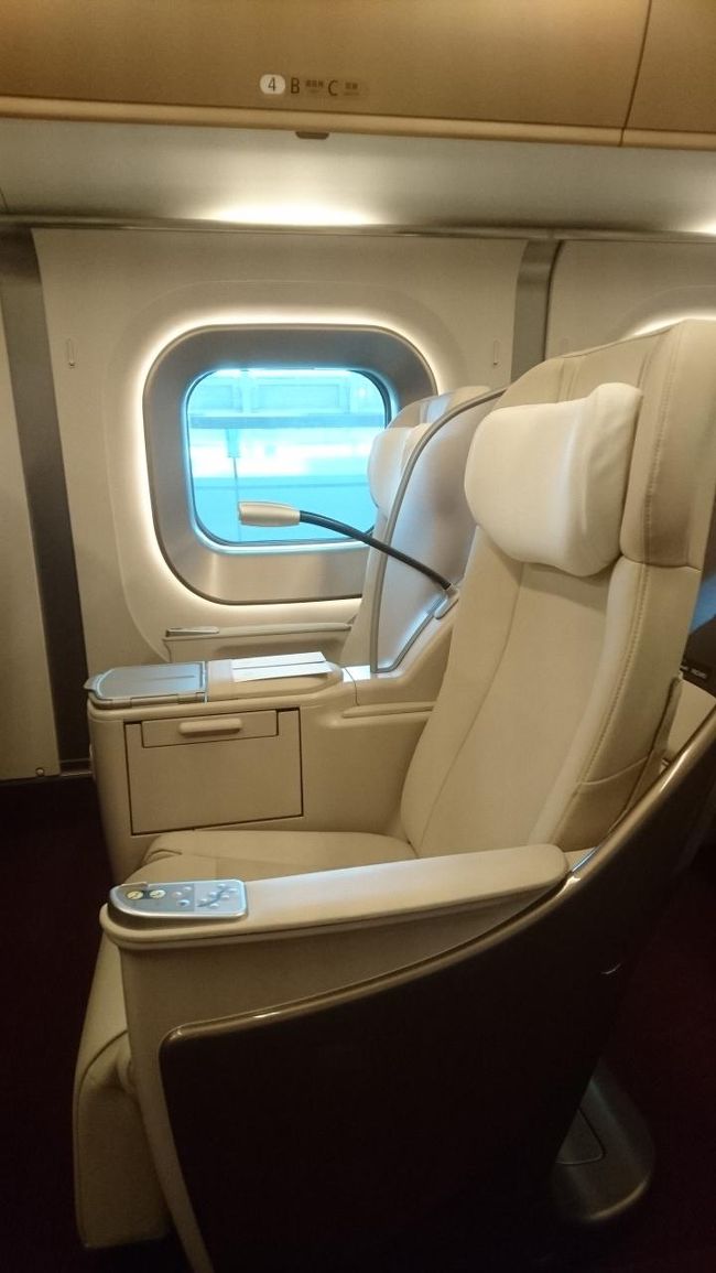 また、２人用シートの間に半透明のパーテーションが設置されています。