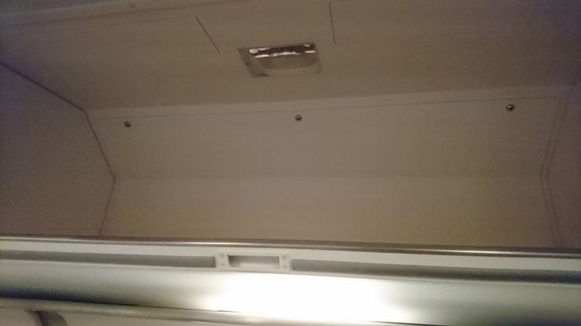 荷物置きの中は奥に何があるのか分かりやすいように鏡がついています。