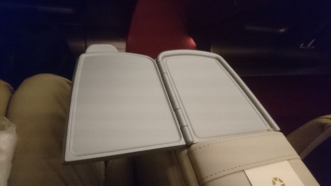 肘掛上にはコンパクトなサイドテーブルが設置されています。