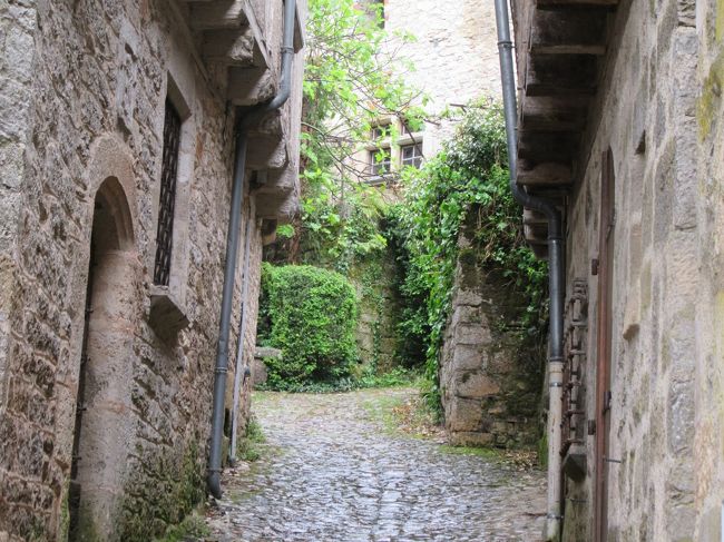 ちょっと裏道に入れば古い石造りの家がひっそりと。<br />こんな感じが大好き♪