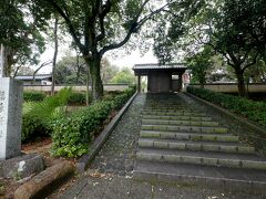 1108　福原史跡公園　宇部の領主福原家は毛利藩の永代家老として萩堀内の屋敷に暮らし、宇部の邸は御田屋（おたや：遠方の田地を経営するために設けられた建物）と呼ばれていました。
1976年（昭和51年）、市の史跡公園として開放された園内には、井戸の跡、屋敷神、樹木が残存しています。
表門は萩屋敷の正門（県有形文化財）を3分の2に縮小模造したもので、階段は神原公園にあった福原越後公銅像の台座が使われています。http://ube-kankou.or.jp/sightseeing/detail.php?id=34