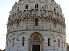 　Battistero di San Giovanni　ミラコーリ広場　ピサ

　次は「洗礼堂」の中を拝見・・・シマシマの「洗礼堂」・・・