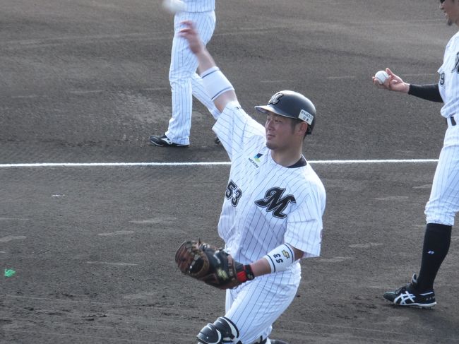 定位置をつかみきれずにいる江村捕手