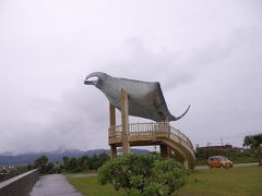 土砂降りの雨も一時止んだため、島の西の端、細崎海岸海人公園へ。