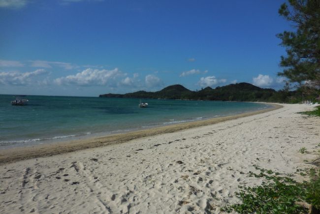 底地(すくじ）ビーチ　<br /><br />誰もいない海でしたが夏は遠浅のビーチなのでファミリー向け