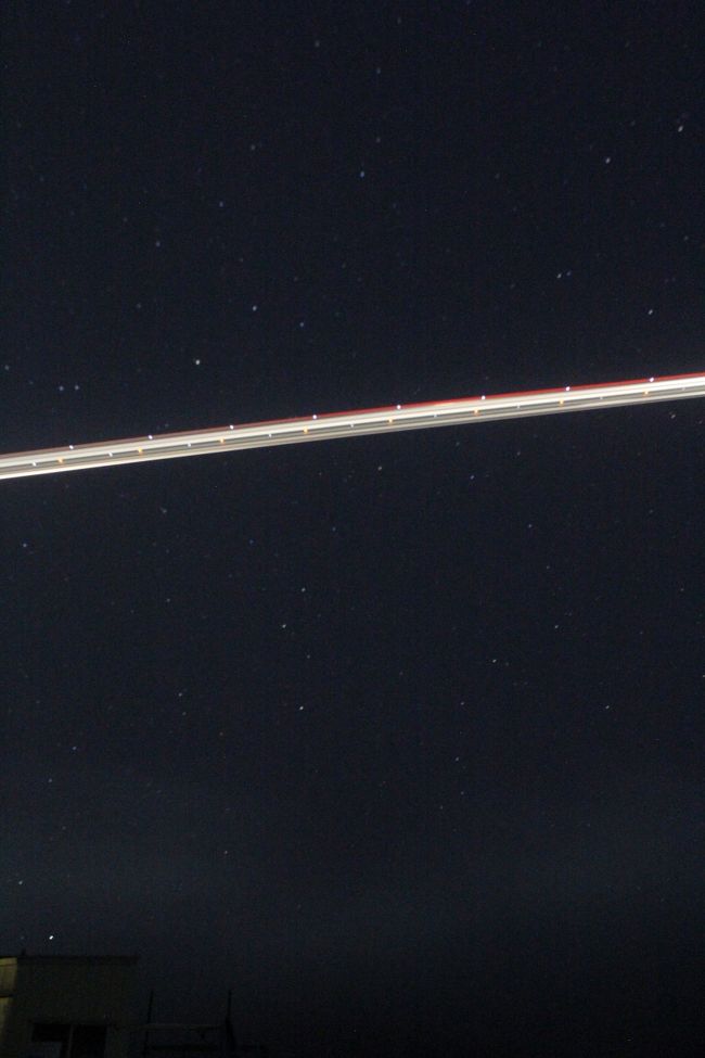 真栄里ビーチの星空と飛行機の光跡