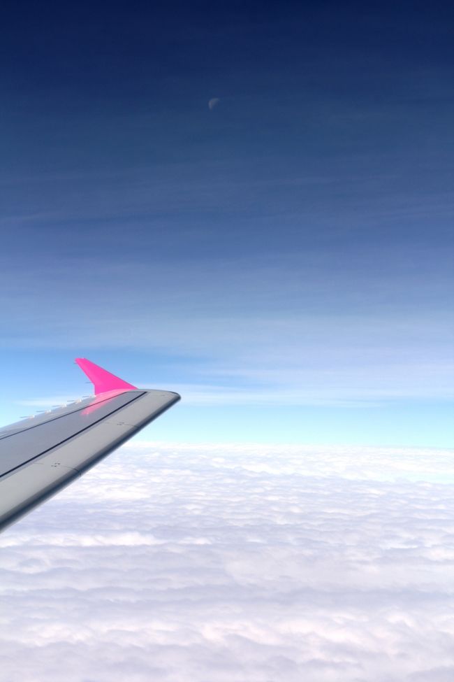 飛行機から半月<br /><br />雲のうえは天気がいいのですが・・・