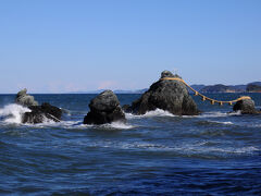 鳥居を潜ると、参道は海に臨んで続いている。
遠くには、有名な夫婦岩も。
この日は風が強かったので、波が結構高かった。