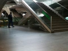 オリエンテ駅。

８時半頃ホテルをチェックアウトして地下鉄でロシオ駅からアポーロニア駅へ移動。
アポーロニア駅からオリエンテ駅までは鉄道で移動するのだけど、ガイドブックで見ていたように鉄道の駅には改札というものがなく誰でも自由に出入りが可能。切符をタッチする機械はあるけどタッチしなくても電車に乗れてしまう。この日の移動のチケットは事前に日本で予約してプリントアウトしたもの。タッチできないからこのまま乗るのか窓口に見せるのかどっちだどっちだとウロウロ。
結局このまま乗って聞かれたら見せればいいやと乗車したけど無事にオリエンテ駅に到着できました！