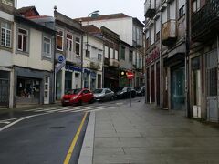 レストランの前に着いたものの扉が閉まっていて中の様子も全く見えなくて、やっているのかいないのか全くわからない、というかやっていないようにしか見えない！
どうしよう〜と前を行ったり来たりしたものの勇気を出して中へ入ってみると営業していてお客さんで結構埋まっていた。もっと営業中っていうアピールしてほしいなぁ…