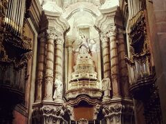 市電でもとの場所まで戻ったあとはノープラン。とりあえず世界で最も美しい本屋の一つイルレオに入るか後で入るか迷う。見た感じチケット売り場はならんでいないけど中はそれなりに人がいそうだから後にしようってことでイルレオからすぐのクレリゴス教会へ。
塔の部分は有料なので教会のみ入ってみた。
若いカップルが床に跪いてかなり真剣にお祈りしていてただ眺めてる私なんか少し場違い…(--;)