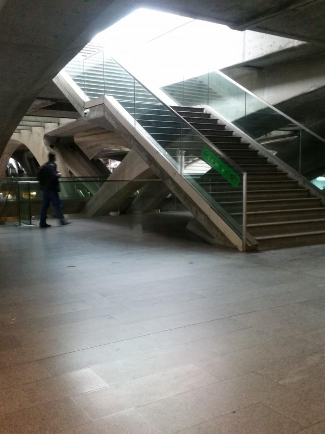 オリエンテ駅。<br /><br />８時半頃ホテルをチェックアウトして地下鉄でロシオ駅からアポーロニア駅へ移動。<br />アポーロニア駅からオリエンテ駅までは鉄道で移動するのだけど、ガイドブックで見ていたように鉄道の駅には改札というものがなく誰でも自由に出入りが可能。切符をタッチする機械はあるけどタッチしなくても電車に乗れてしまう。この日の移動のチケットは事前に日本で予約してプリントアウトしたもの。タッチできないからこのまま乗るのか窓口に見せるのかどっちだどっちだとウロウロ。<br />結局このまま乗って聞かれたら見せればいいやと乗車したけど無事にオリエンテ駅に到着できました！