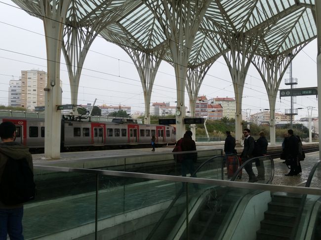 駅のホーム。<br />結構寒くて雨風も強かった。<br />ビジネスマンらしきスーツ姿の人もいた。そういえばポルトガルに来てからは制服以外でスーツ来ている人見るの初めてかも。