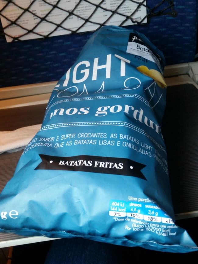 アポーロニア駅での待ち時間にピンゴドーチェ（ホテルの近くにもあったスーパーの名前）で買ったポテトチップス。<br />これもそうだけど全部かなり大きいサイズしかなくて、絶対食べきれないけどスーツケースもパンパンでどうやっても持ち帰れないから残ったら捨てるしかない…っていうことで他に食べたい味があったけど高かったので、手ごろな価格のこちらを購入。<br />美味しくてずっとパリパリパリパリ食べて、なんだかんだ半分以上なくなった…