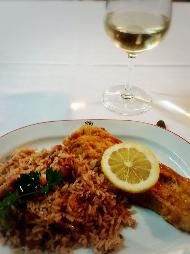 レストランのおじさんにどこから来たのか聞かれて日本と答えると日本語のページが開かれたメニューを渡してくれた。注文するものは決まっているけど一応見てみるといろんな言語に対応していた。<br />注文するとすぐにお決まりの前菜が出されたけどキャンセル。その後すぐに噂のタコごはんがでてきた。昼間だけど白ワインも注文♪<br />タコごはんはすごく美味しかった！タコもお米も日本人好みの味。ただ天ぷらのタコがものすごくしょっぱかった！衣がしょっぱいのかと思って衣をとってみたけど、どうやらタコ自体がしょっぱいらしい。お腹もいっぱいで天ぷらは食べきれなかった。<br />美味しかったけどこれで2,000円ちょっとは日本のランチと比べても少し高い。どうやら以前よりも少しずつ値上げされているみたい。