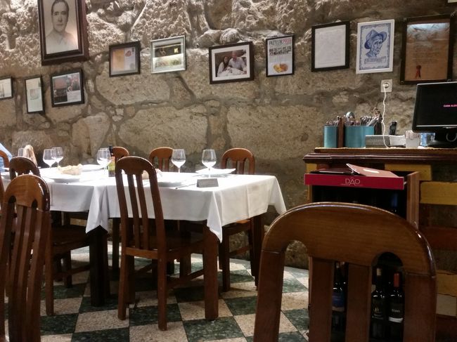 店内は来店したことのある著名人と思われる写真がたくさん飾ってあった。<br />このあと電車に5分程のって主なポルト観光の最寄り駅となるサン・ベント駅へ。<br />この駅は世界で最も美しい駅に選ばれた程で美しいアズレージョが有名だけど、スーツケースを持っての観光はスリが怖いので宿に直行！