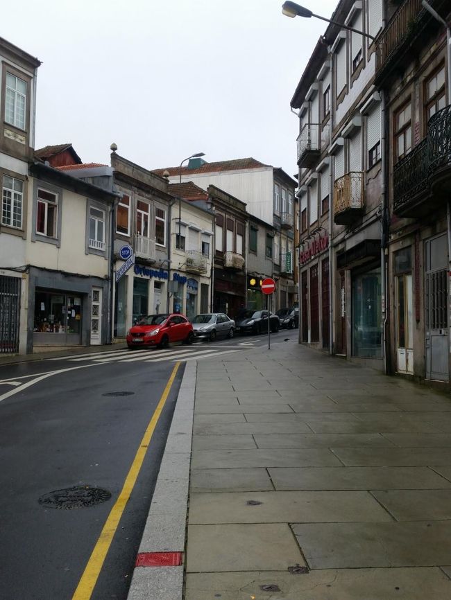 レストランの前に着いたものの扉が閉まっていて中の様子も全く見えなくて、やっているのかいないのか全くわからない、というかやっていないようにしか見えない！<br />どうしよう〜と前を行ったり来たりしたものの勇気を出して中へ入ってみると営業していてお客さんで結構埋まっていた。もっと営業中っていうアピールしてほしいなぁ…