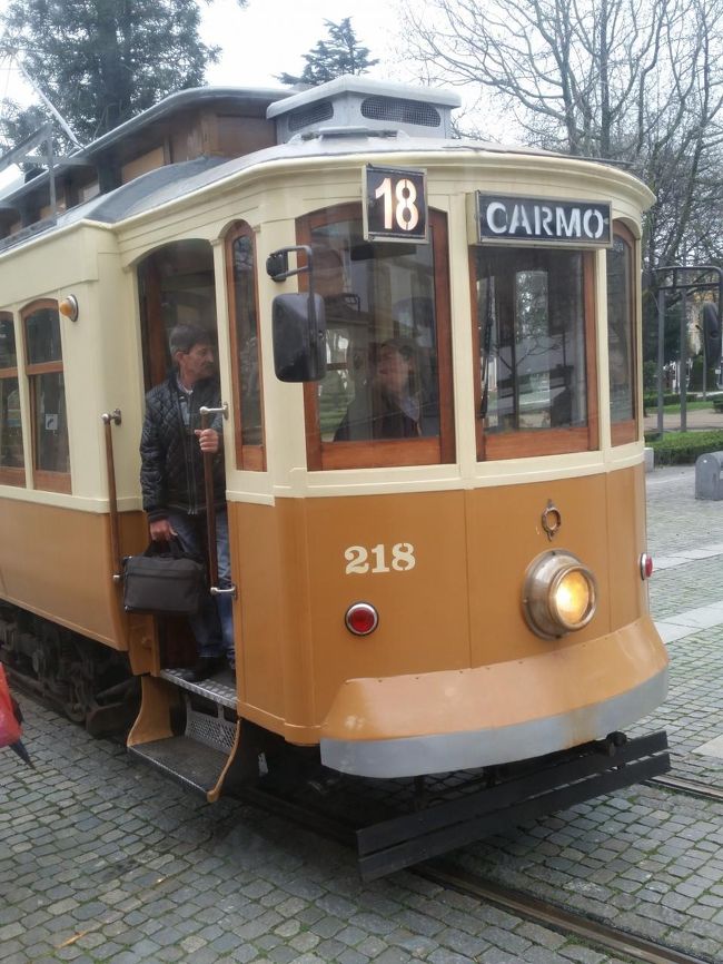 リスボンカードのような観光施設や交通の優待が受けられるカードが発売されているようだけど、調べるとどうやらあまり便利ではないみたいなのでポルトでは都度の支払いで観光スタート。<br /><br />ゲストハウスからすぐ近くから市電に乗ってまずはぐるっと一周まわってみることに。<br />リスボンの市電のほうが狭い通りをすり抜けて楽しかったなぁ。観光客で乗ってる人あんまりいなかったし。